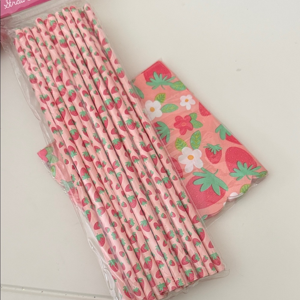 NWT Strawberry Print Paer Straws and Napkins Set